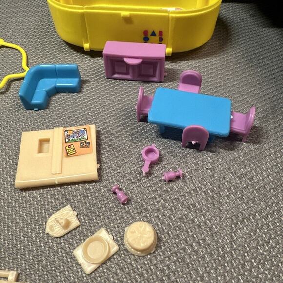 VTG 1993 Caboodles Toy Biz Mini Playset Compact Case w/ Partial Accessories Rare - Picture 3 of 14